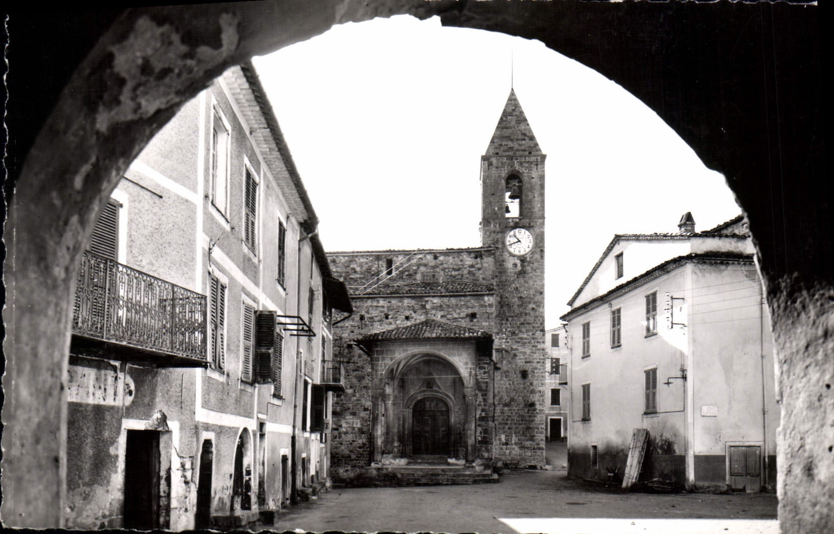 CPA Utelle la place et l'eglise Saint Veran 