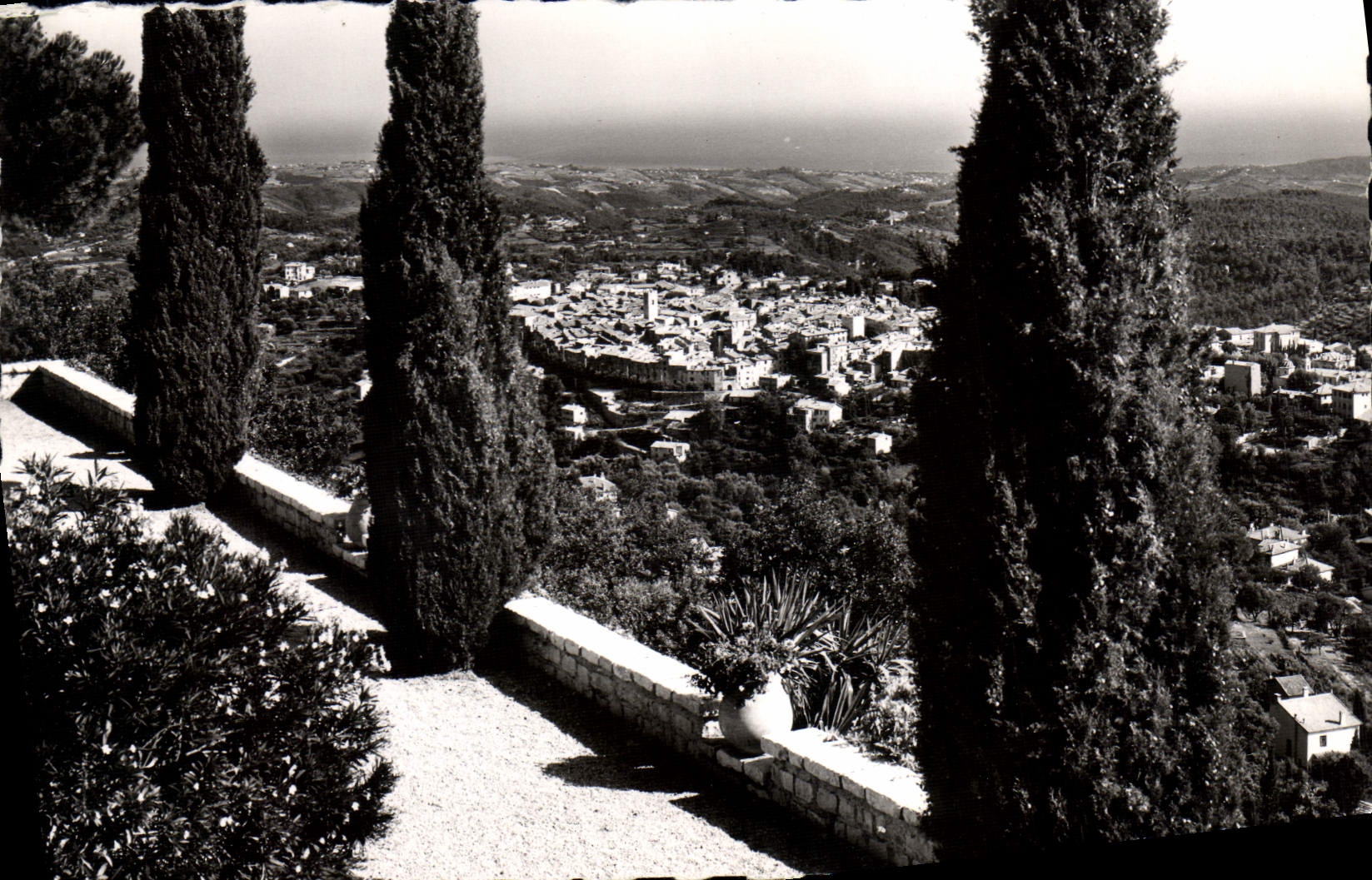 Vence-la-Jolie — Vue générale — Au fond : la Méditerranée — Édition Gribello, n° 88-65