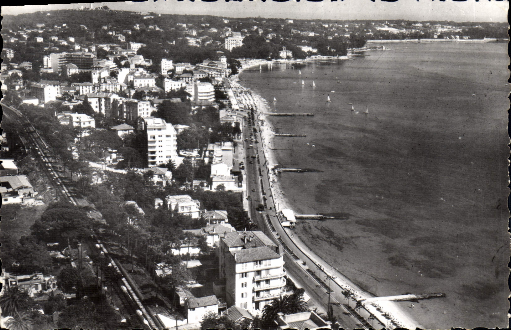 Juan-les-Pins (A.M.) — Vue générale aérienne — Phare du Cap d'Antibes au fond — série 715 C 17