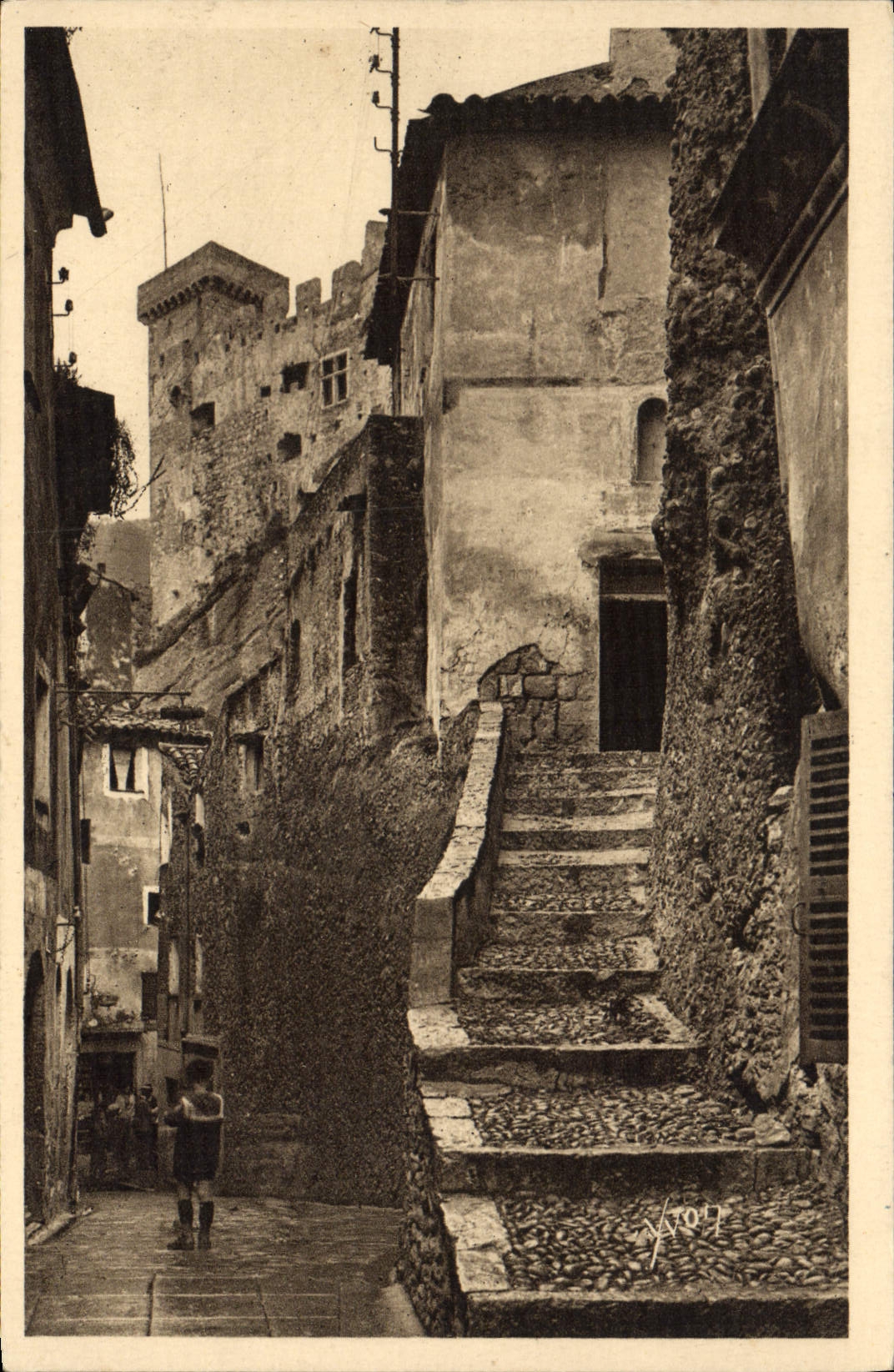 Roquebrune-Cap-Martin — Vieille rue dominée par le Fort — Éditions Férie, 235