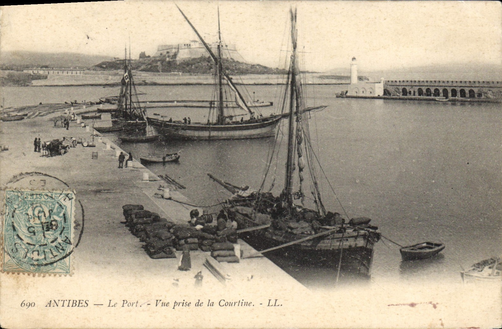 Antibes — Le Port. — Vue prise de la Courtine. — LL. — N° 690