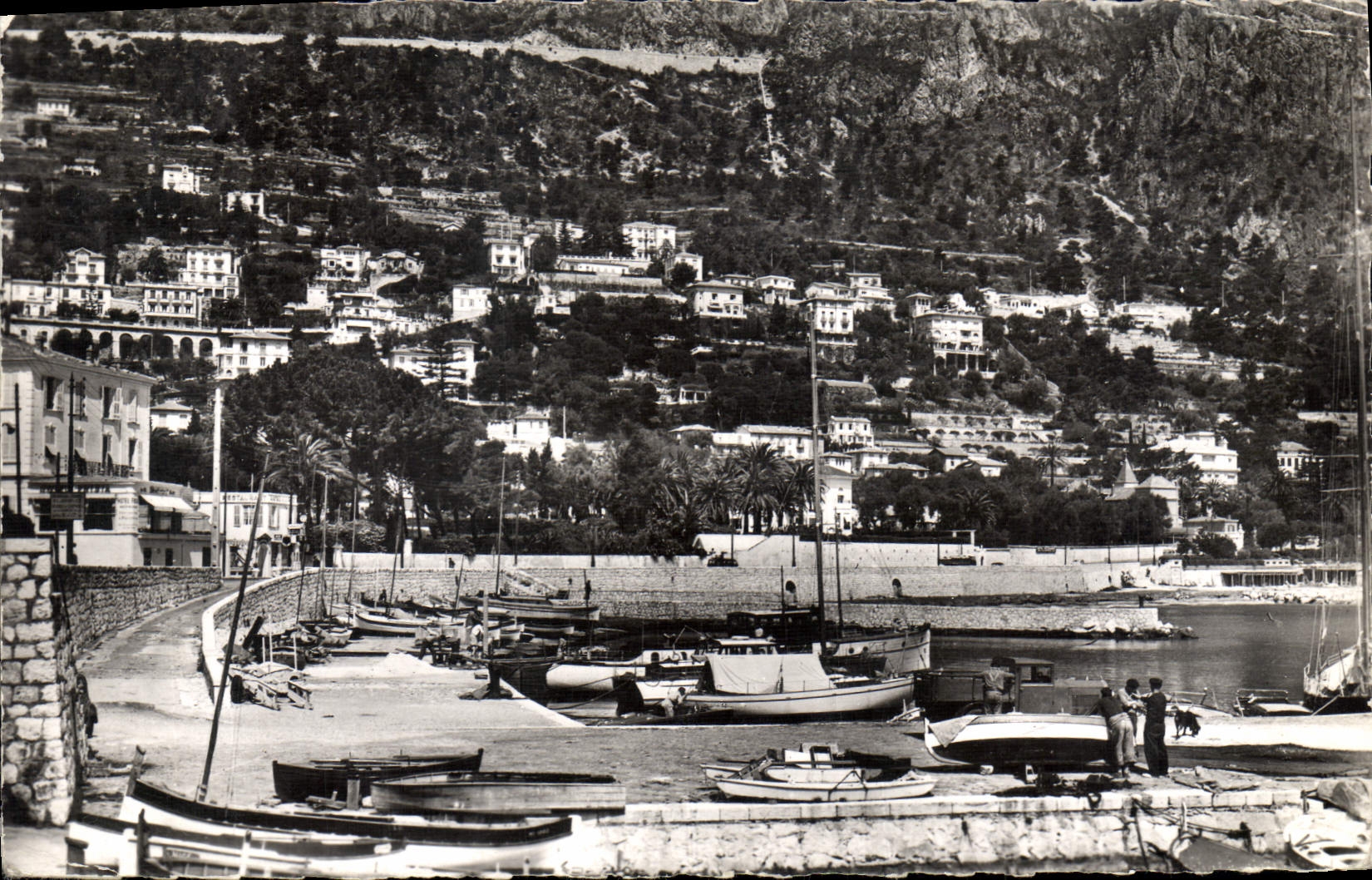 Le Port de Beaulieu-sur-Mer — vue du port et des maisons en pente — éditeur non visible