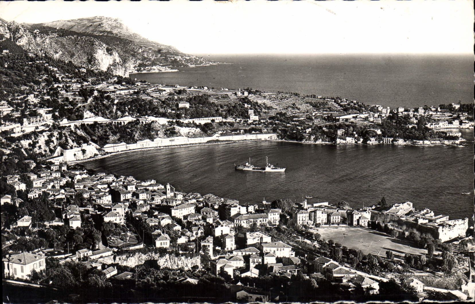Villefranche-sur-Mer — vue générale, terrain de sports et le Cap d'Alil — Éditions S.E.P.T. - Reproduction Interdite