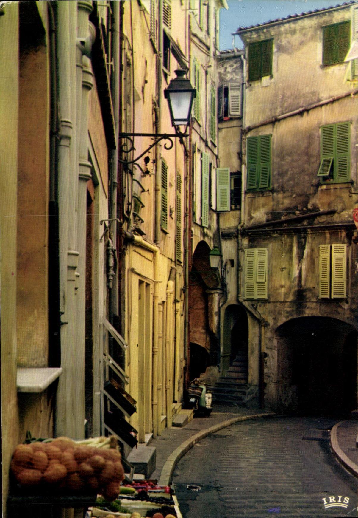 Ruelle pittoresque à Menton — La Côte d'Azur — éditeur IRIS