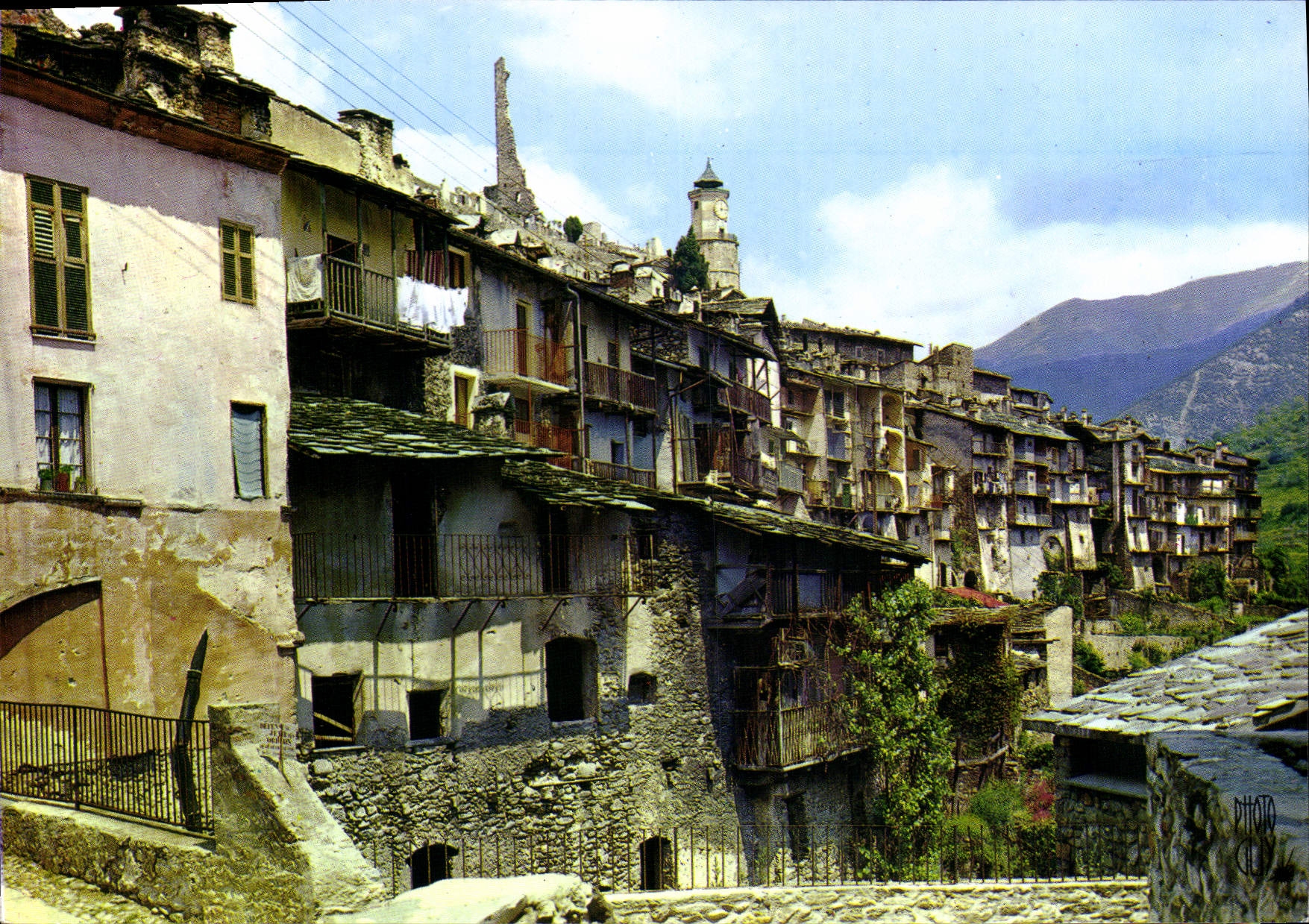 Tende - Alpes-Maritimes — Le vieux bourg dominé par les ruines du Château de Lascaris — Editions PHOTOGUY