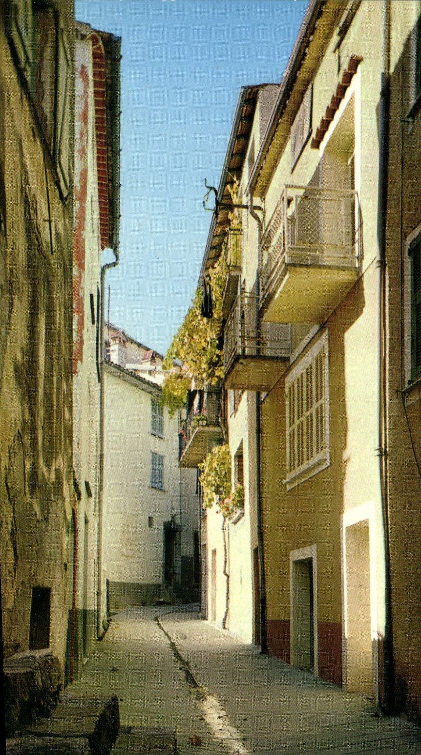 Retroterra Niçardo — Levens (Alt. 600 m.) — Rue Masséna e in fondo la sua casa natale