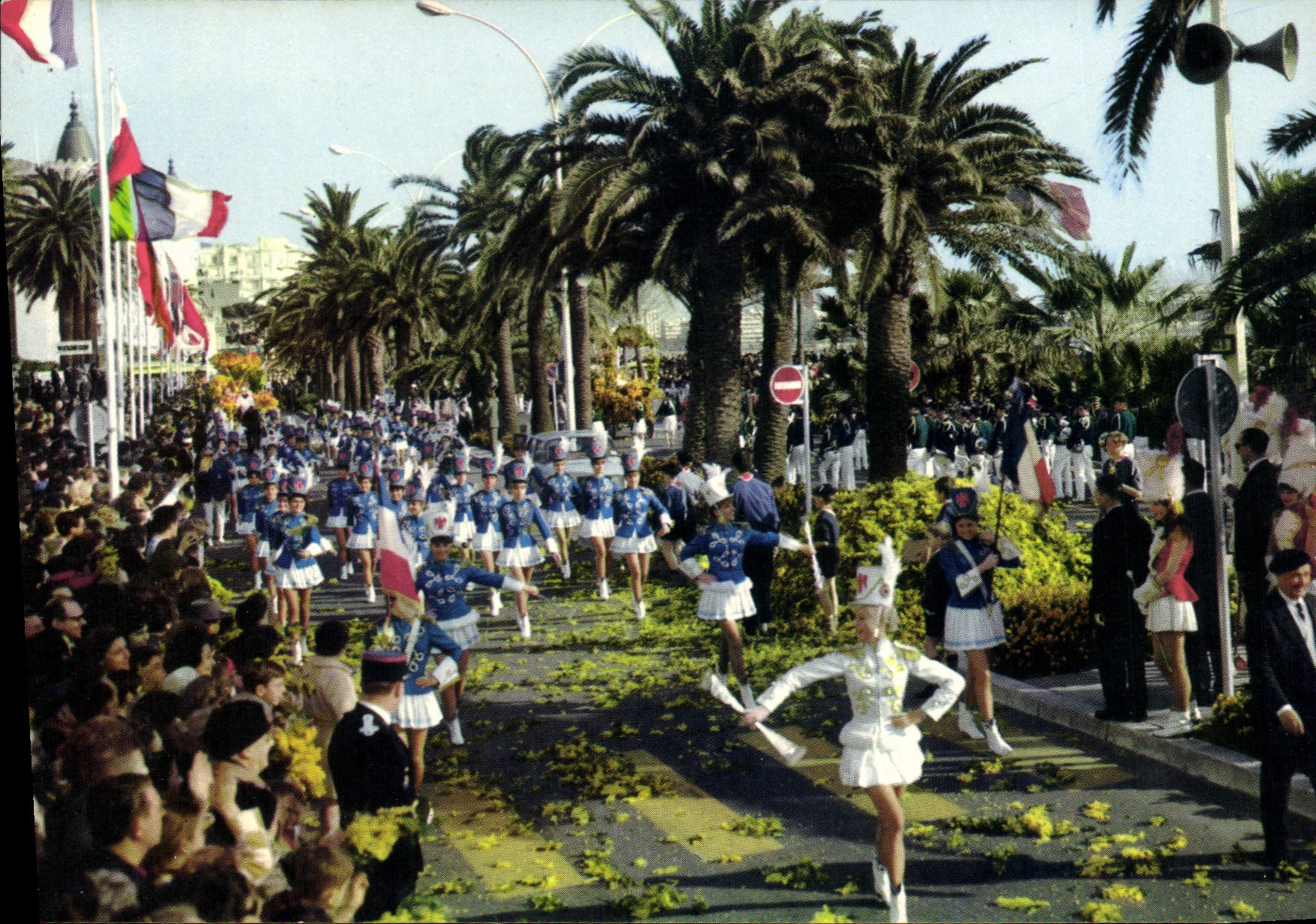 CPSM Cannes La Cote d'Azur Hataille de Fleurs et defile de Majorettes