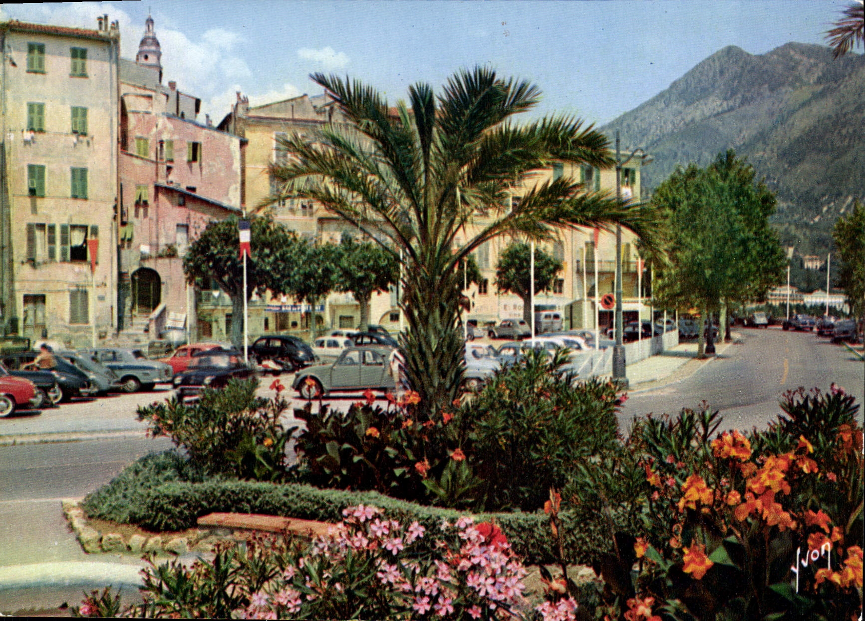 Menton (Alpes-Maritimes) — Le Quai bordé de vieilles maisons — Édition Art Yvon