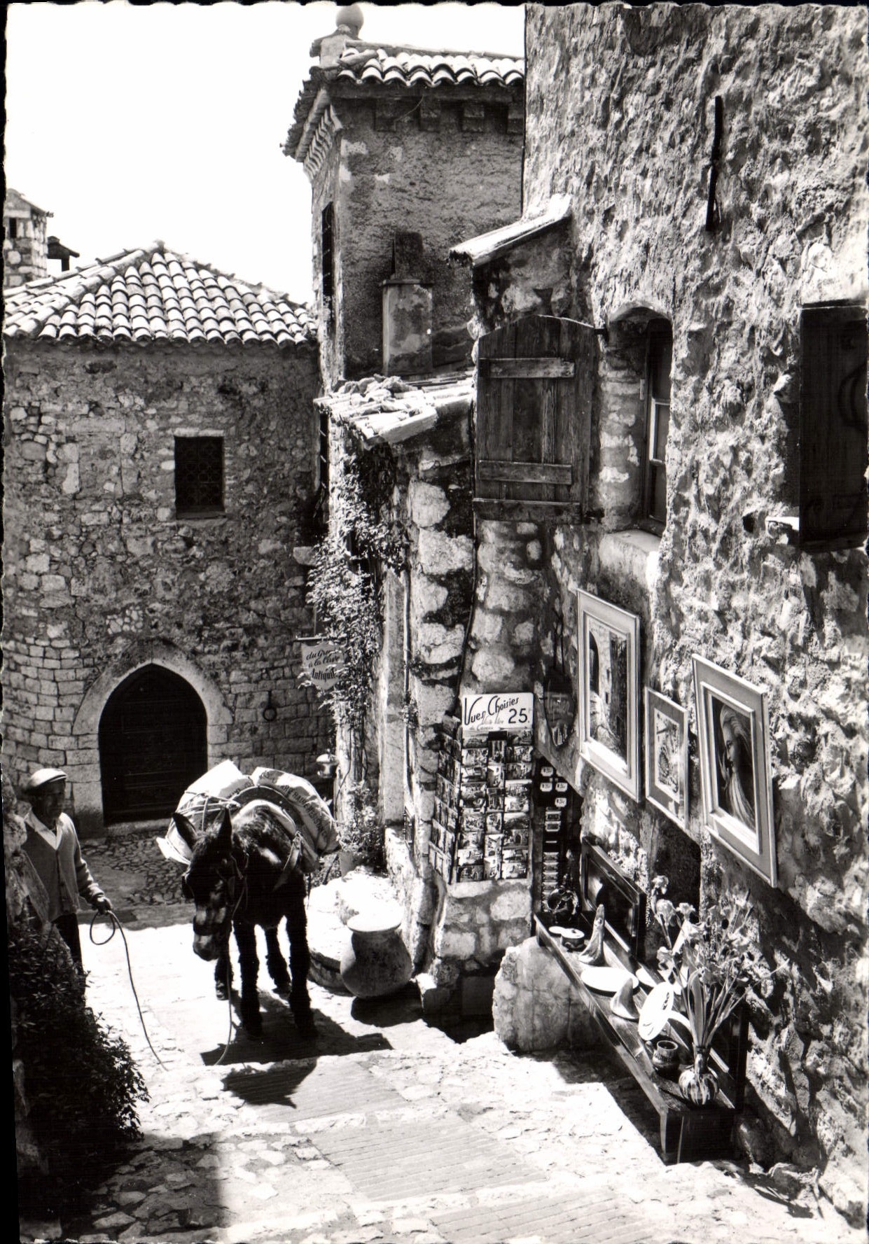 Eze — Scène typique de ce vieux village méditerranéen — Editions P. T. 35, P. Interdite