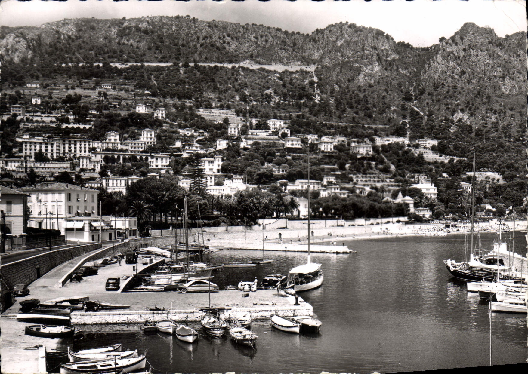 Beaulieu-sur-Mer — Le port, la ville. Au fond : la moyenne corniche — Éditions S.E.P.T. - 2, rue Alexis-Masson, Nice