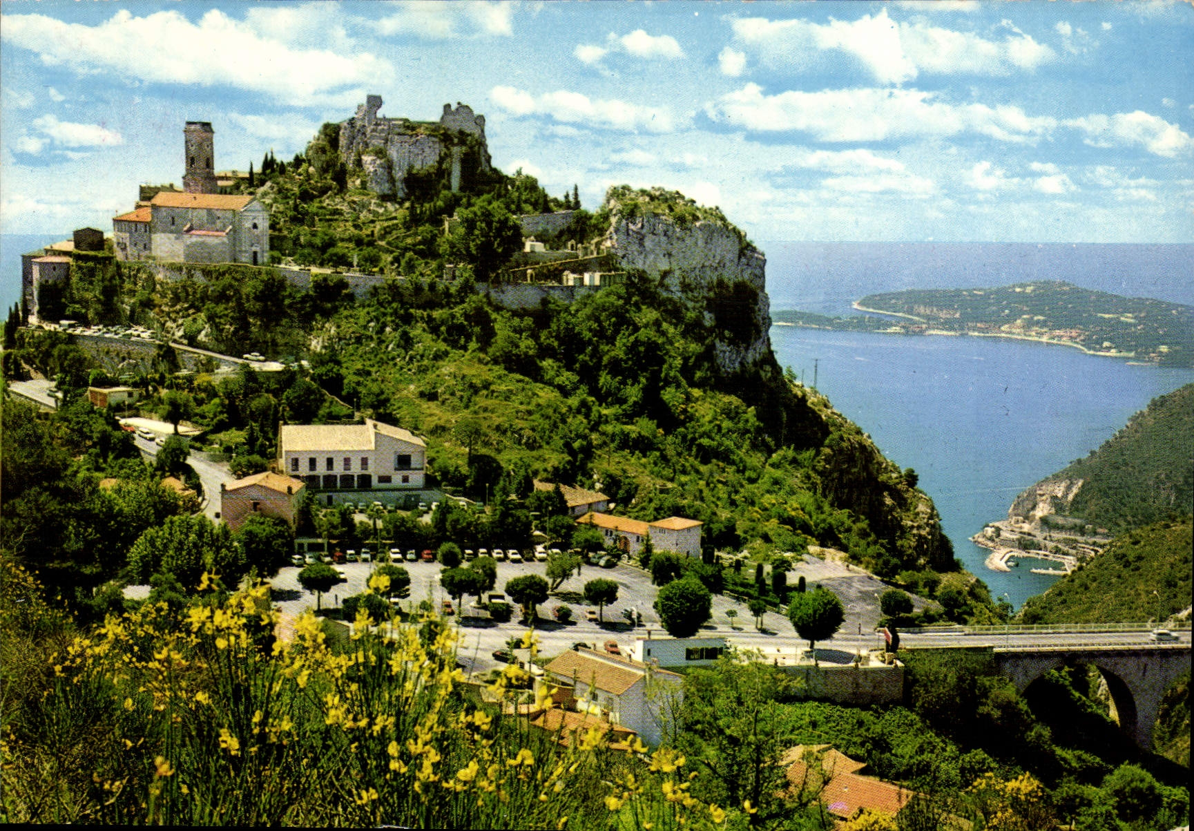 Eze — Village perché sur son piton rocheux au fond Le Cap Ferrat — Éditions S.E.P.T. - 35 Boulevard Gorbella - NICE