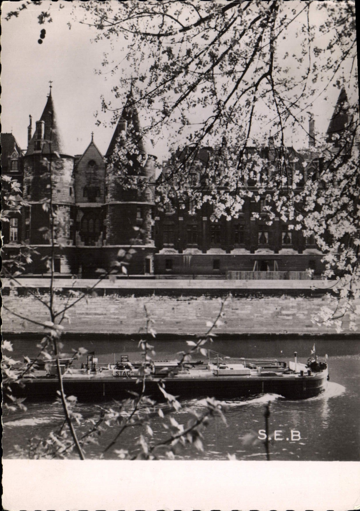 Château de la Conciergerie à Paris — vue depuis la Seine — S.E.B. - Anverso