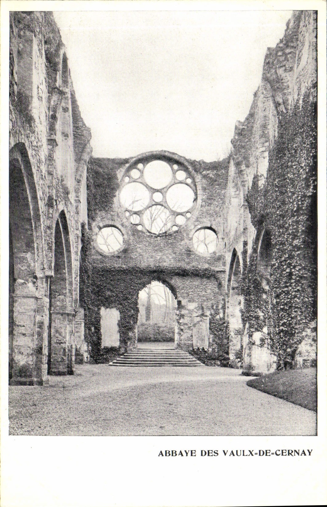 Abbaye des Vaulx-de-Cernay — ruines avec rosace — éditeur non visible