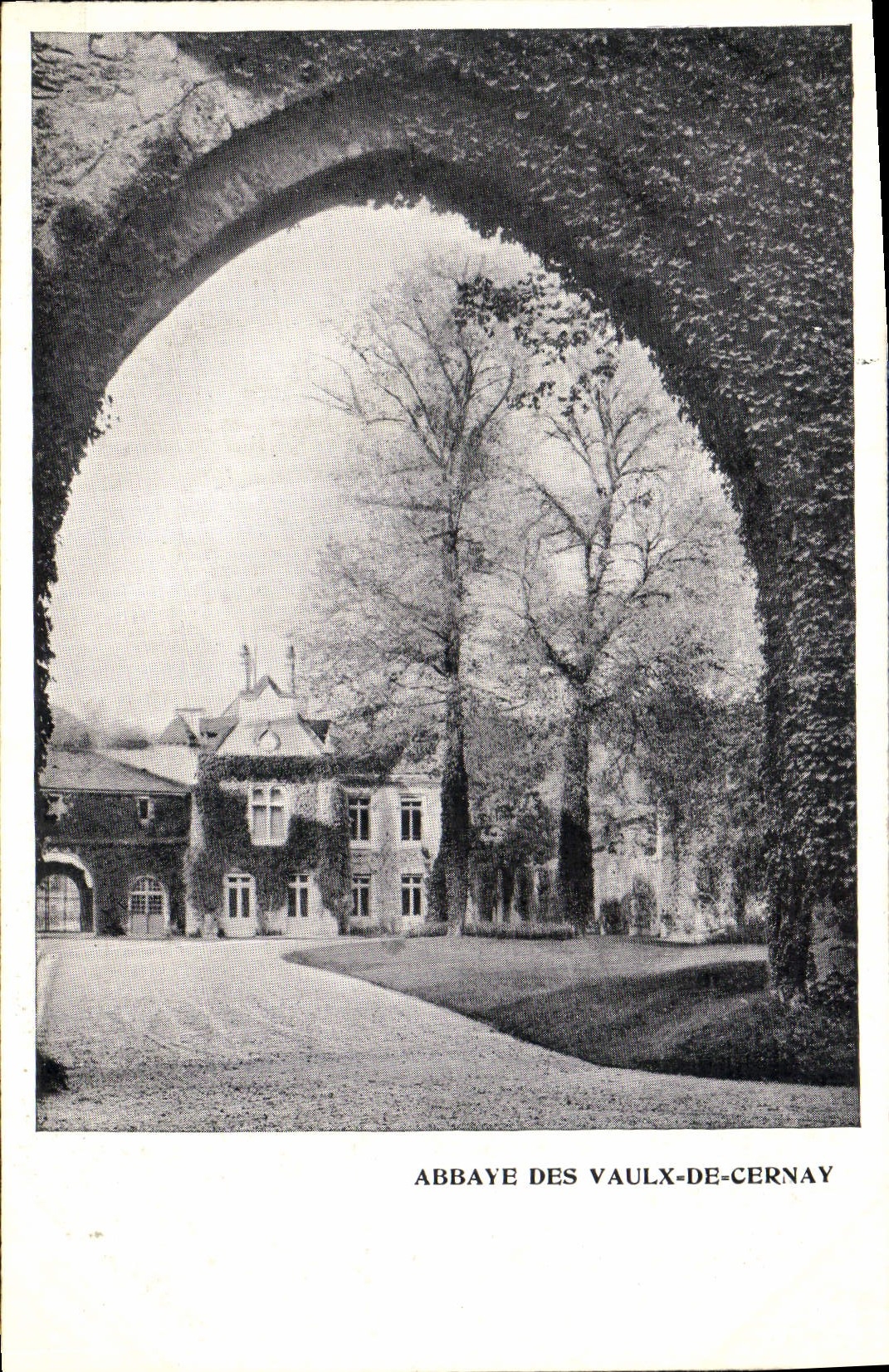 Abbaye des Vaulx-de-Cernay — vue sous un portail en arc de triomphe — éditeur non visible