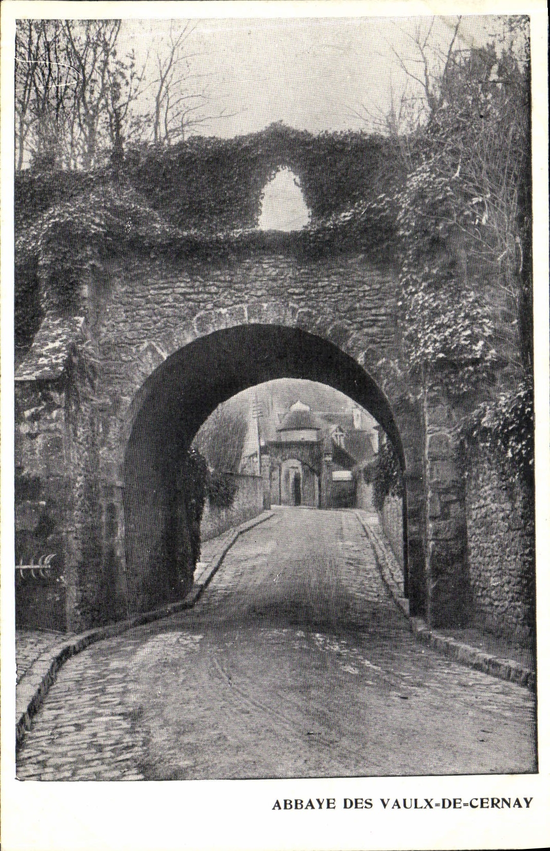 Abbaye des Vaulx-de-Cernay — Portail en pierre avec voie pavée — texte imprimé en bas