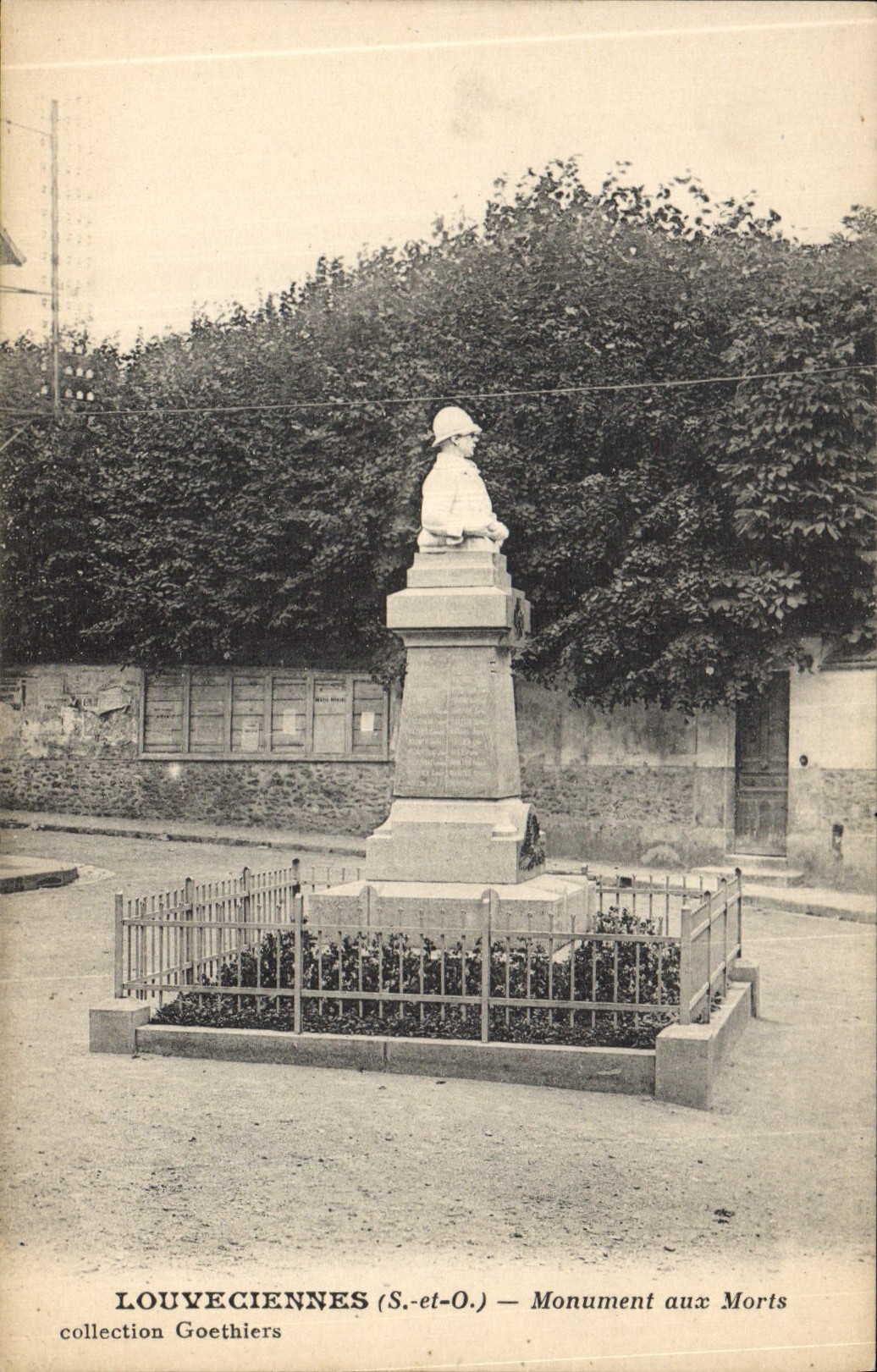 CPA Louveciennes (S et O) Monument aux Morts