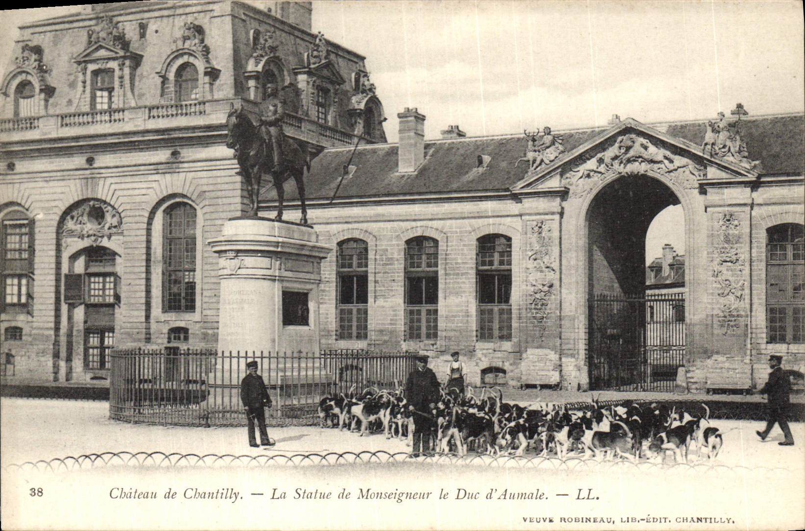 Château de Chantilly — La Statue de Monseigneur le Duc d'Aumale — Veuve Robineau, Lib.-Édit. Chantilly, n°38