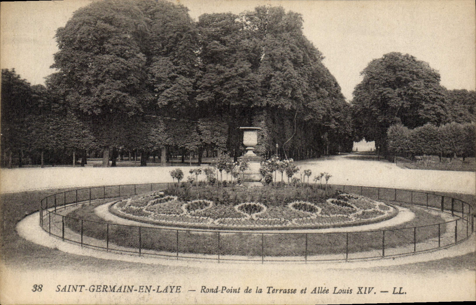Saint-Germain-en-Laye — Rond-Point de la Terrasse et Allée Louis XIV — LL.
