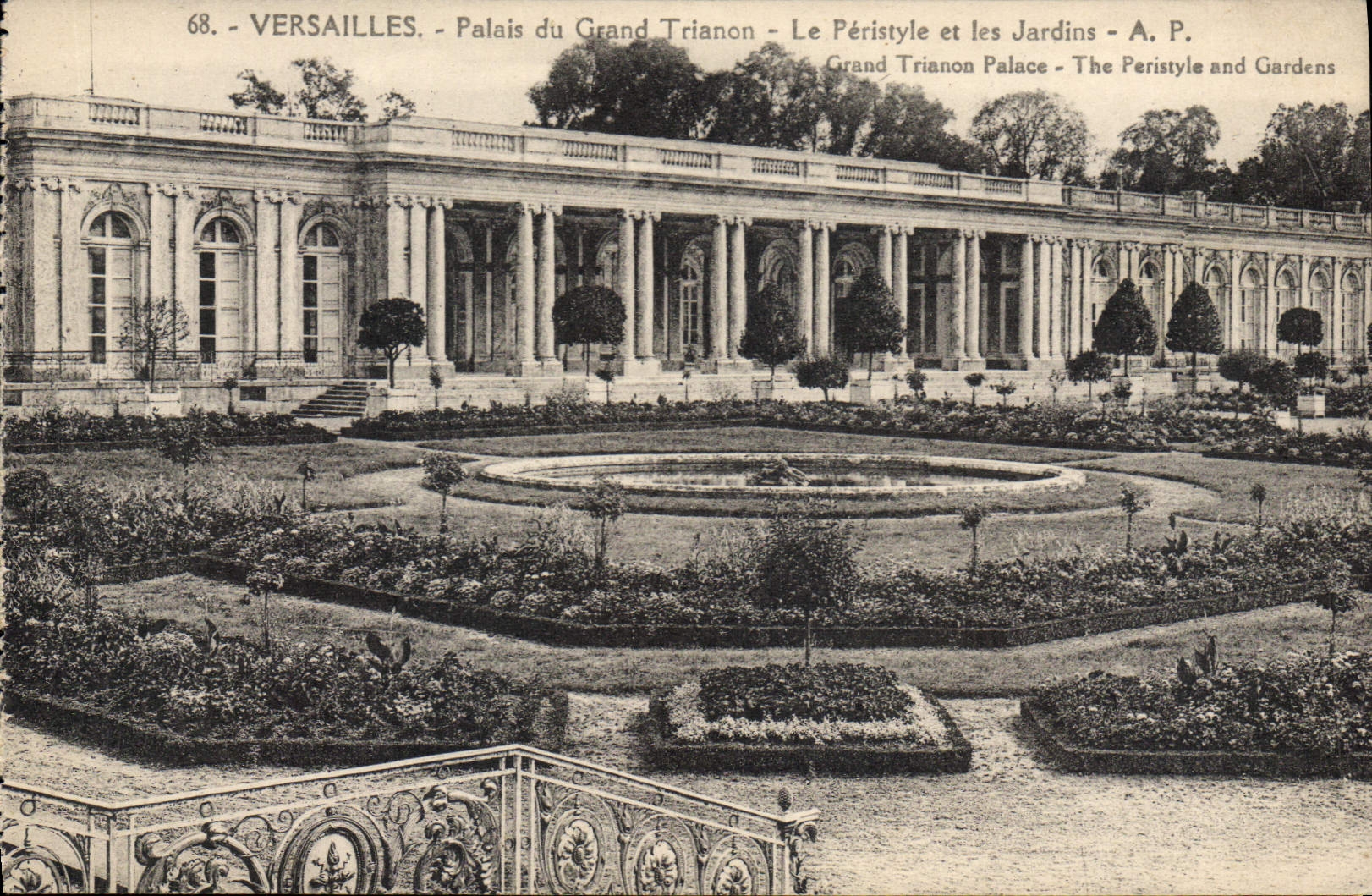 Versailles - Palais du Grand Trianon - Le Péristyle et les Jardins - A. P.
