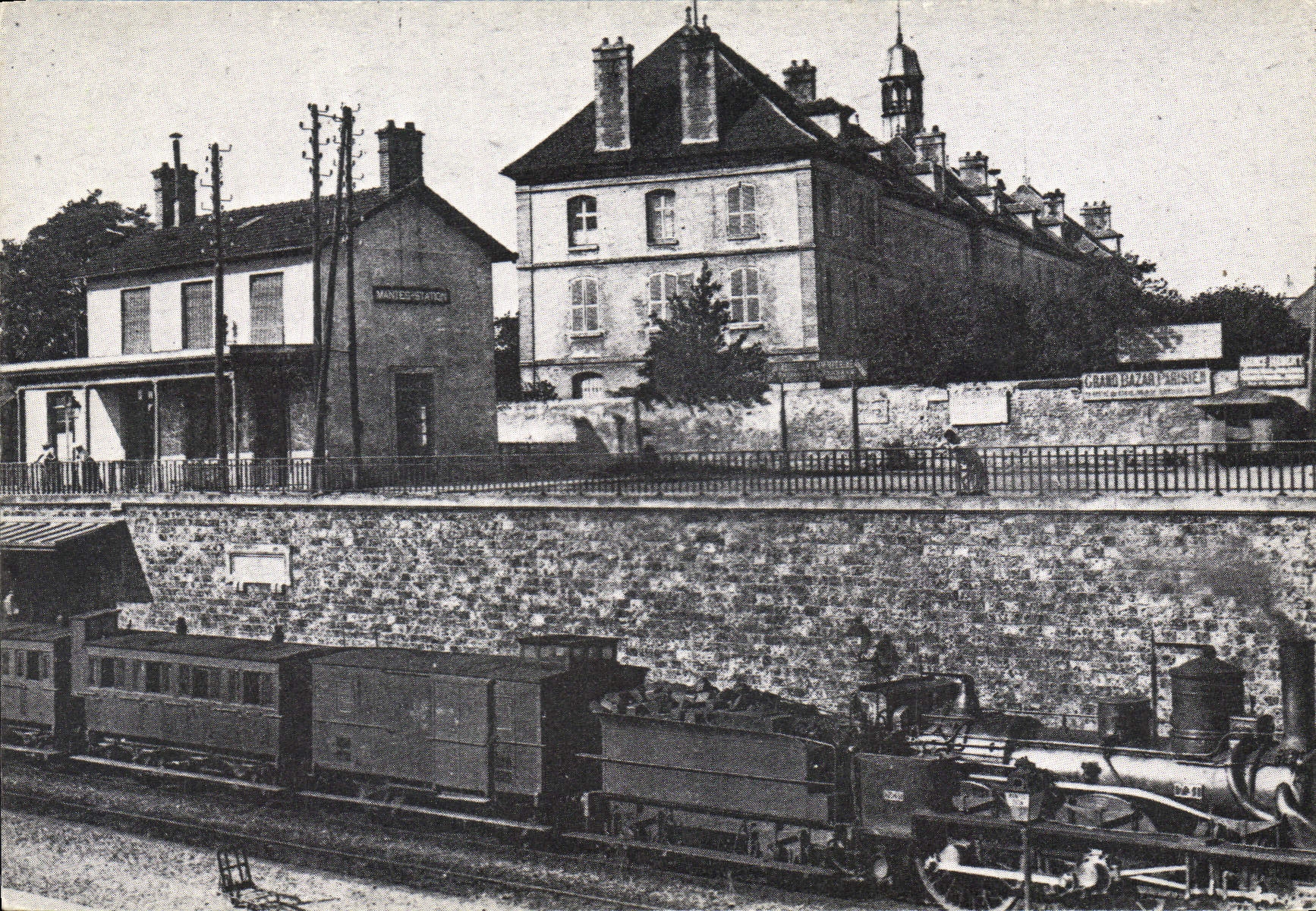 Gare de Mantes-Station — vue de la gare et d'un train à vapeur — Cercle Ouest Parisien d'Études Ferroviaires