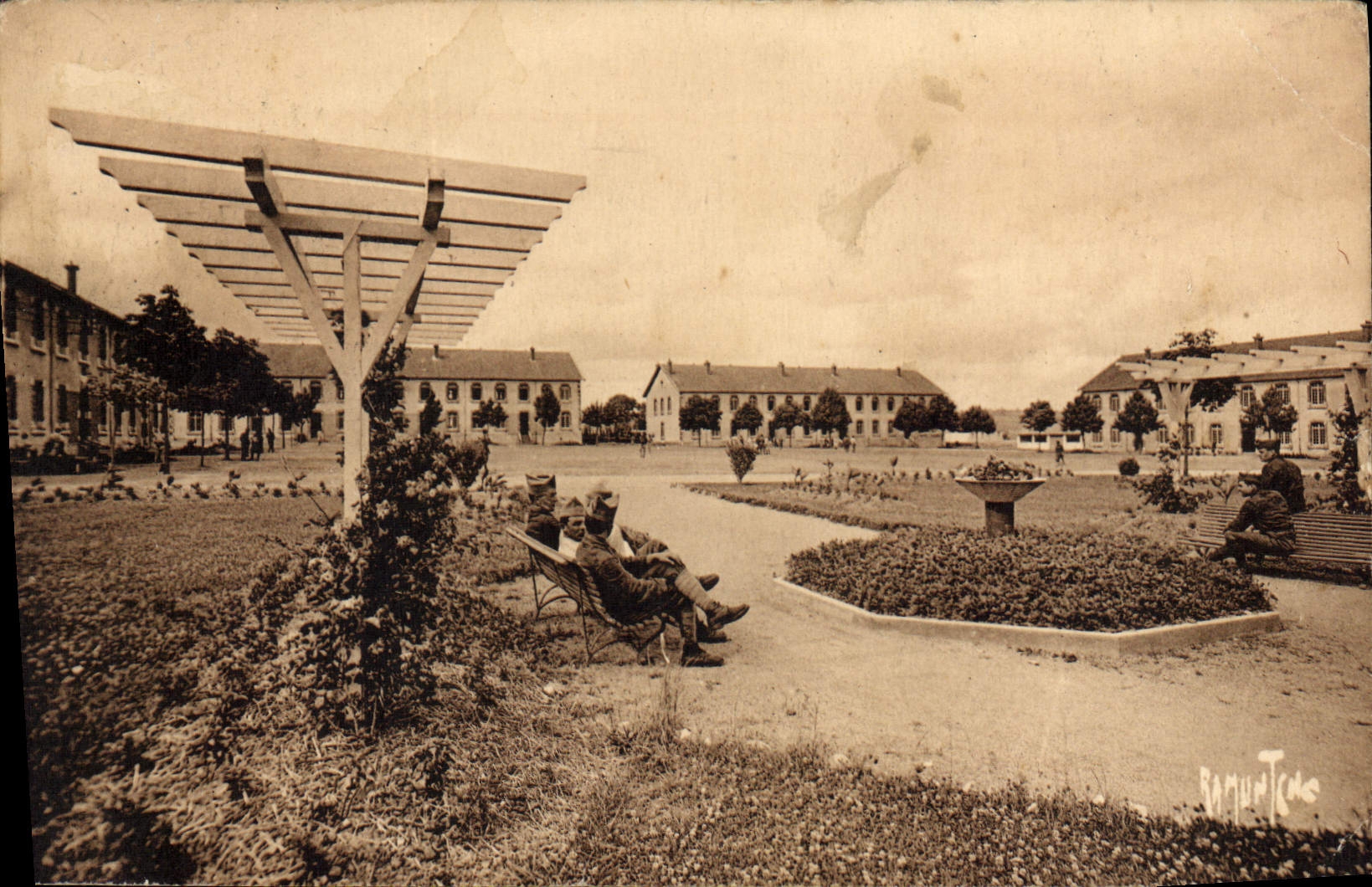 Quartier Coiffé - Saint-Maixent-l'École — vue du parc avec pergola et fontaine — éditeur Burgnicolas - Anverso