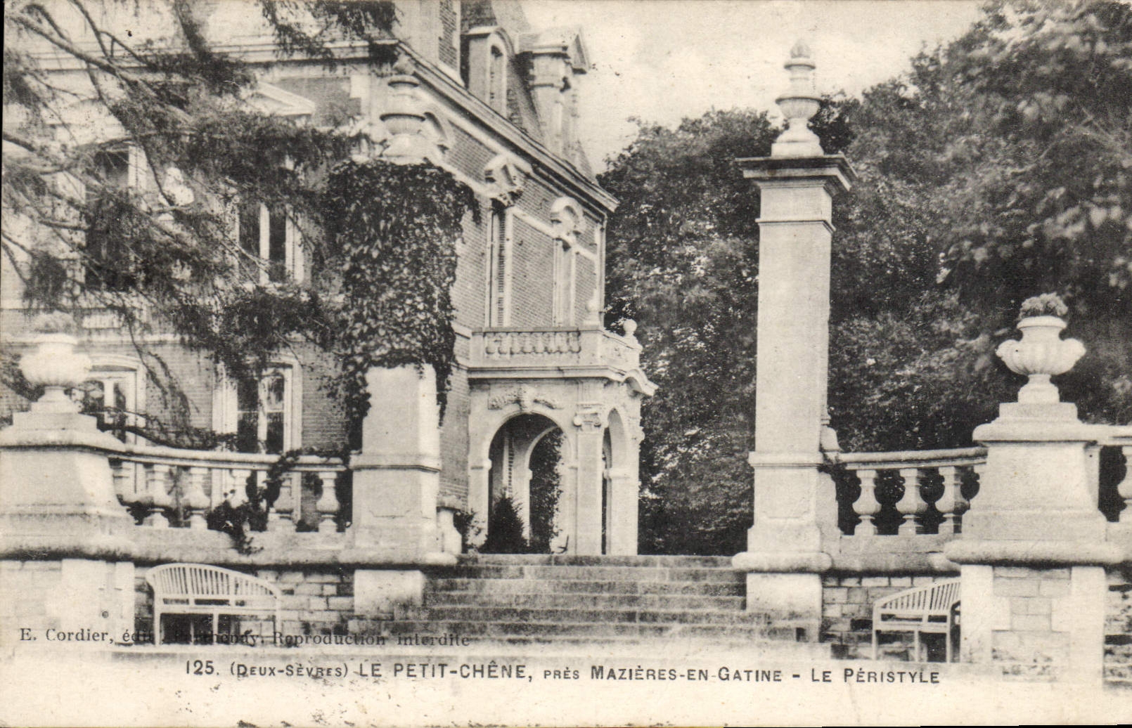 CPA (Deux Sevres) Le Petit Chene Pres Mazieres en Catine Le Peristyle