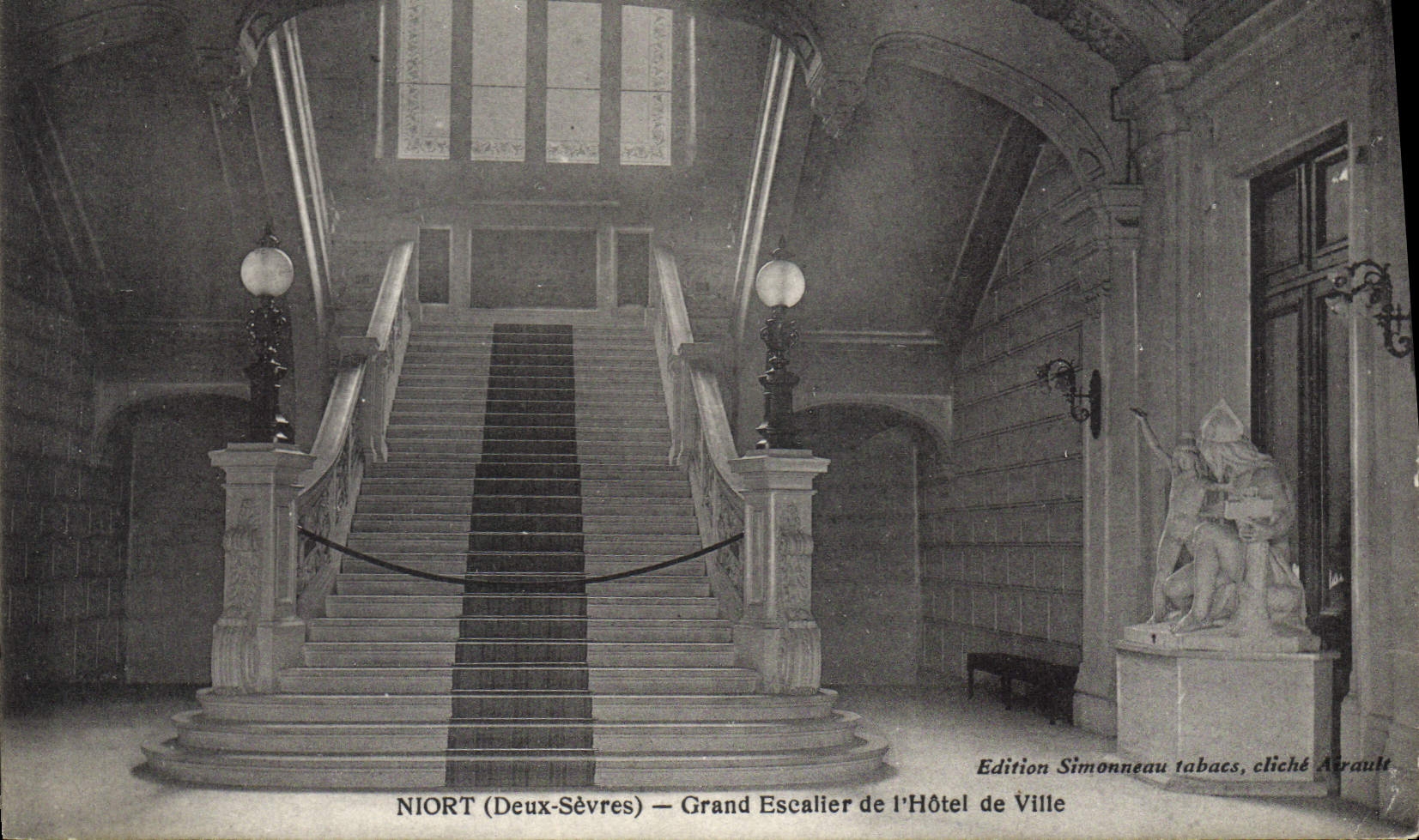 Niort (Deux-Sèvres) — Grand Escalier de l'Hôtel de Ville — Edition Simonneau tabacs, cliché Ayrault
