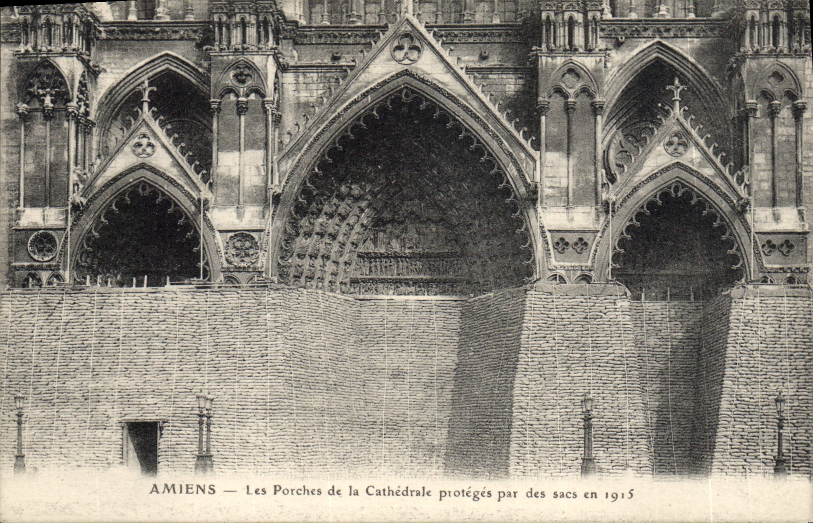 Amiens — Les Porches de la Cathédrale protégés par des sacs en 1915