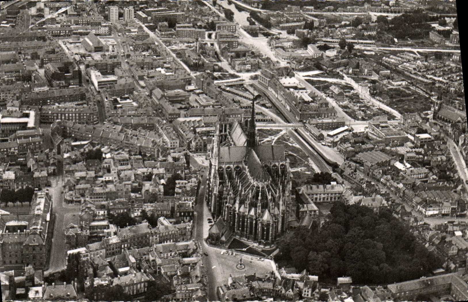 Amiens — Vue panoramique de la Cathédrale — L'Abside — Cliché R. LELONG