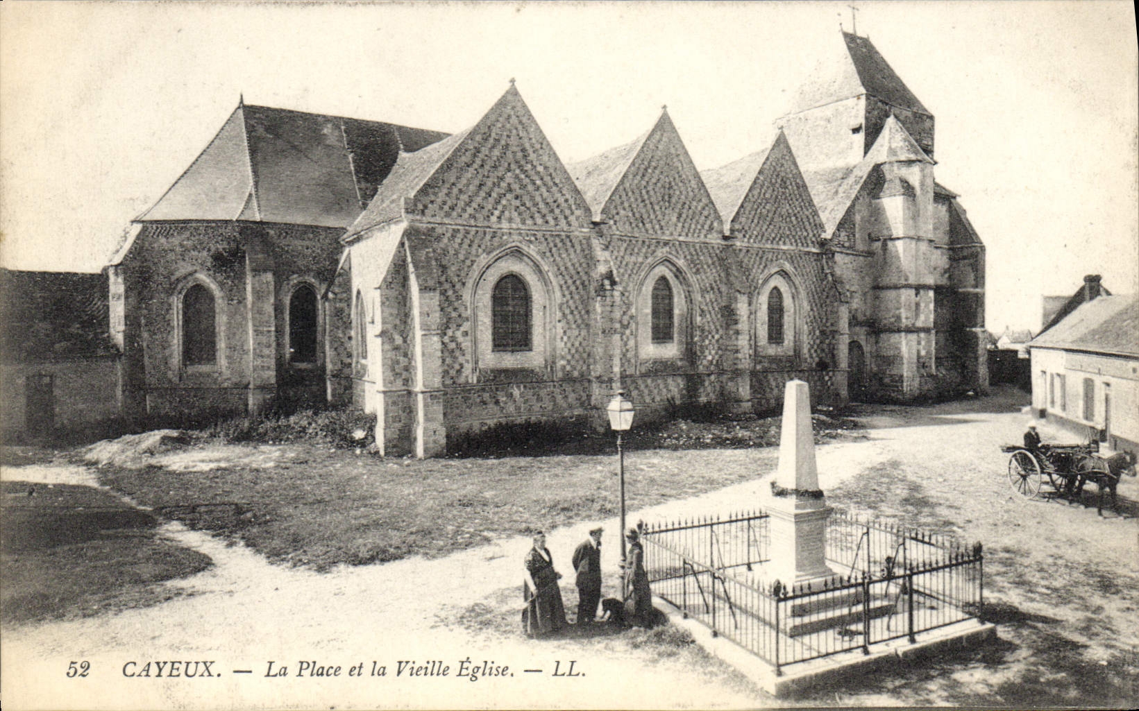 Cayeux — La Place et la Vieille Église — LL.