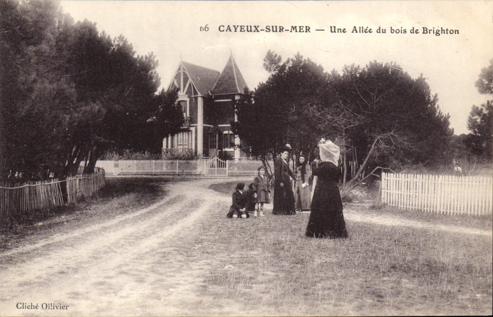 CAYEUX-SUR-MER — Une Allée du bois de Brighton — Cliché Ollivier