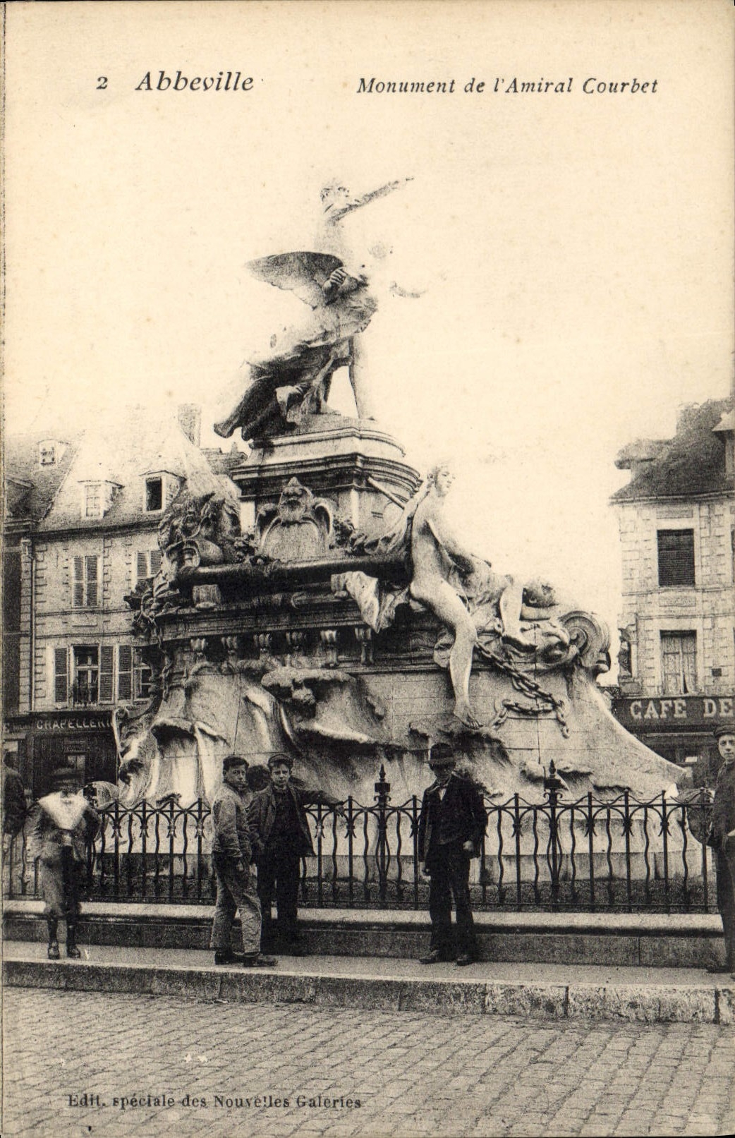 Abbeville — Monument de l'Amiral Courbet — Edht. spéciale des Nouvelles Galeries
