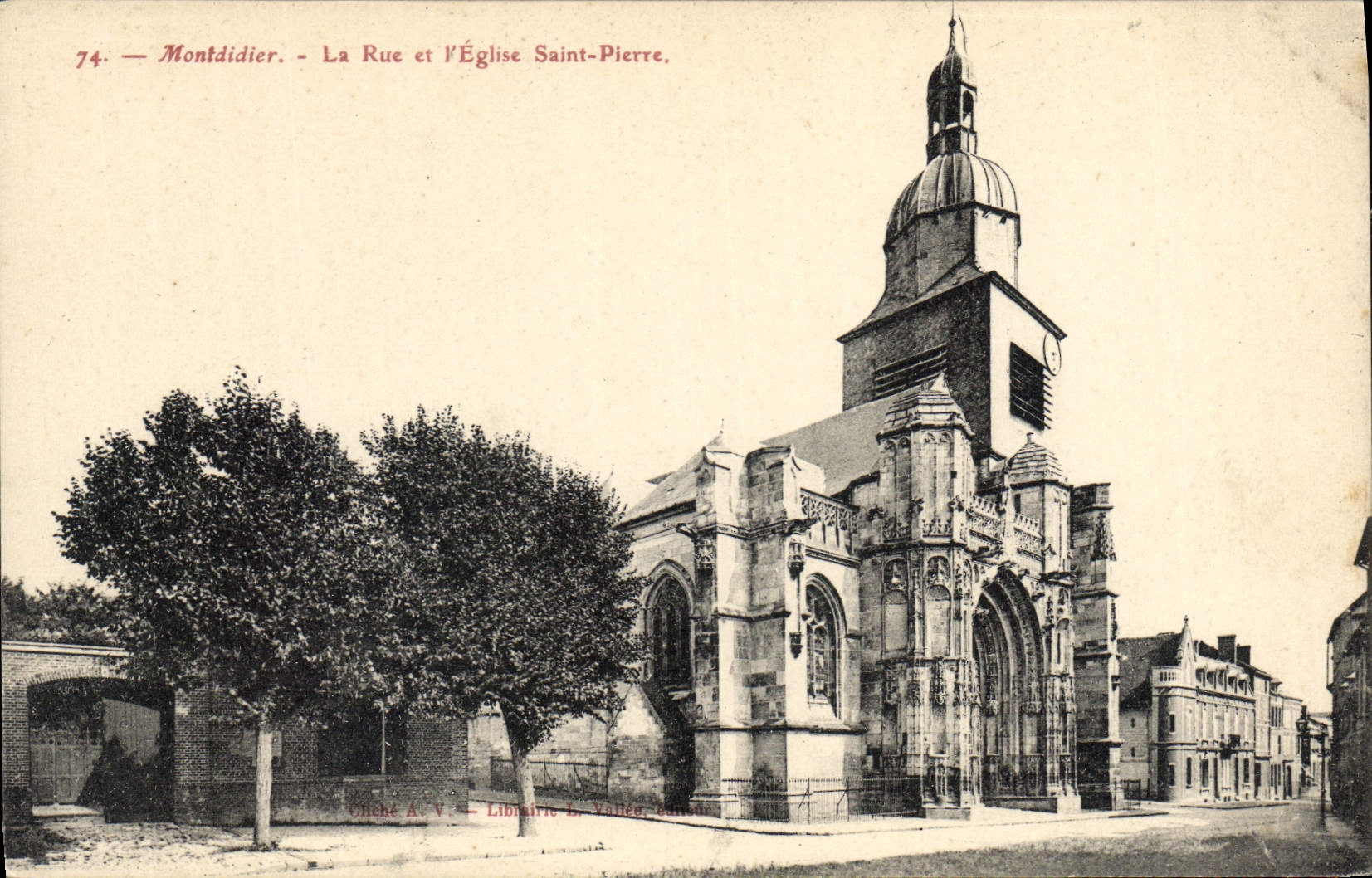 CPA Montdidier La Rue et l'Eglise Saint Pierre
