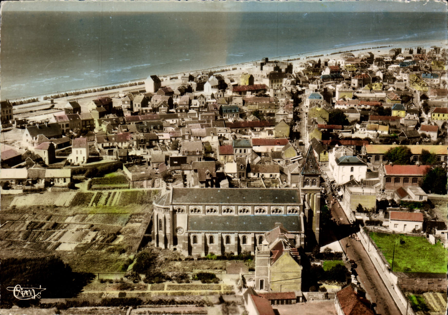Cayeux-sur-Mer — Vue aérienne de l'église et de la ville — Éditions Aériennes Comber