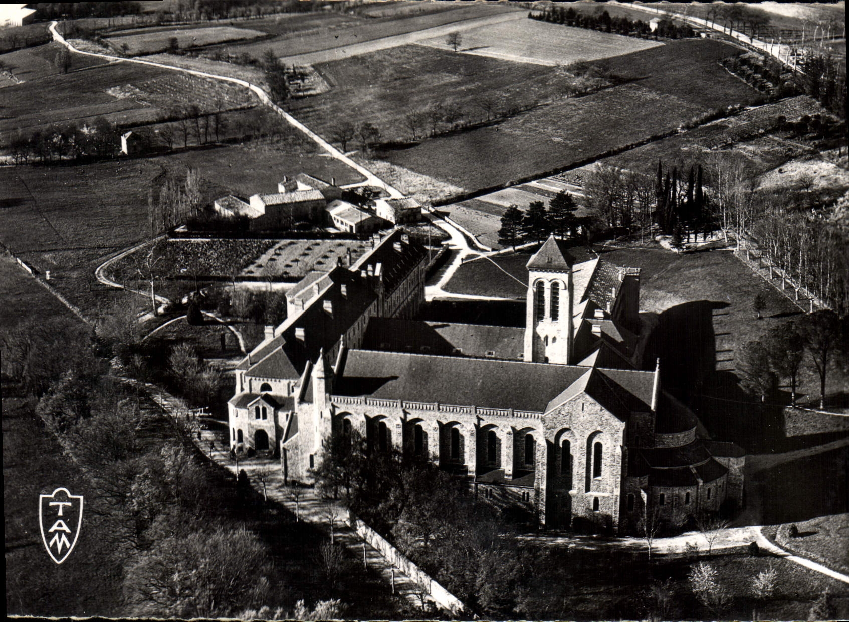 Abbaye Saint-Benoît d'En Calcat — L'Église (Façade Sud) — Ses Dépendances — Photo Aérienne — Tarn