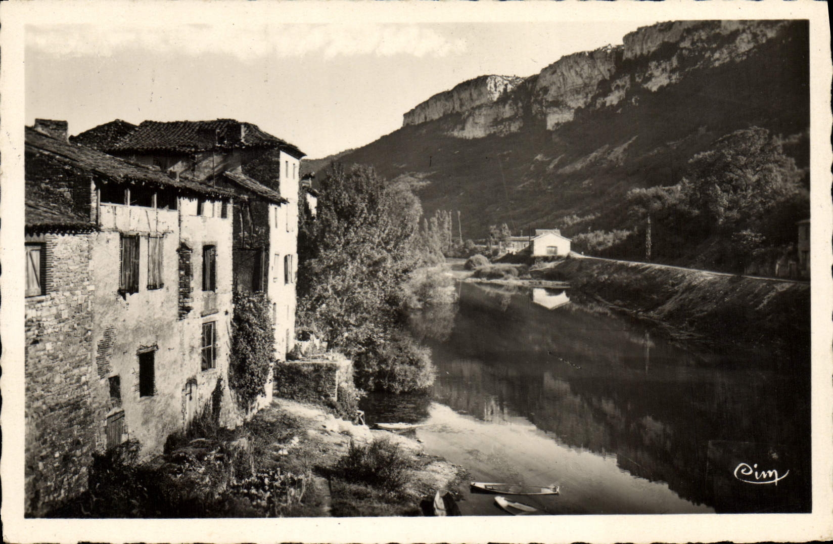 CPA St Antonin Noble Val (T & G) Vielles Maisons et le Roc D'Anglars