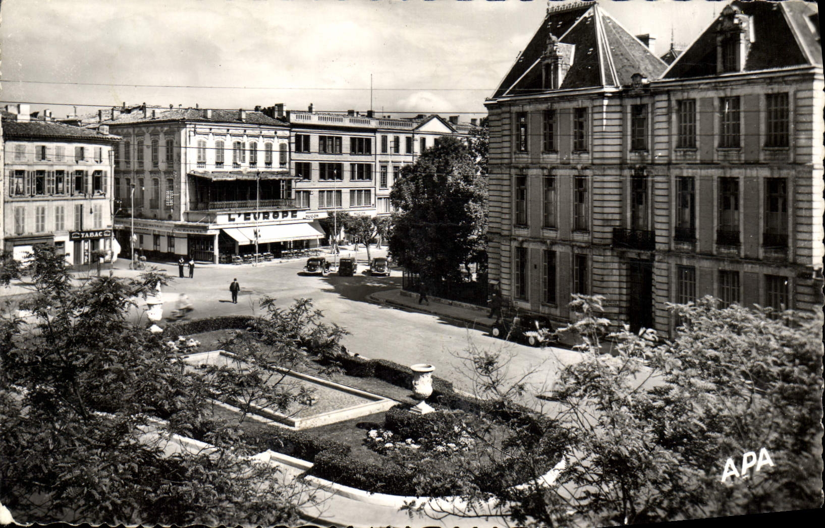 Place de la Préfecture à Montauban — vue avec l'enseigne 'L'EUROPE' — éditée par APA