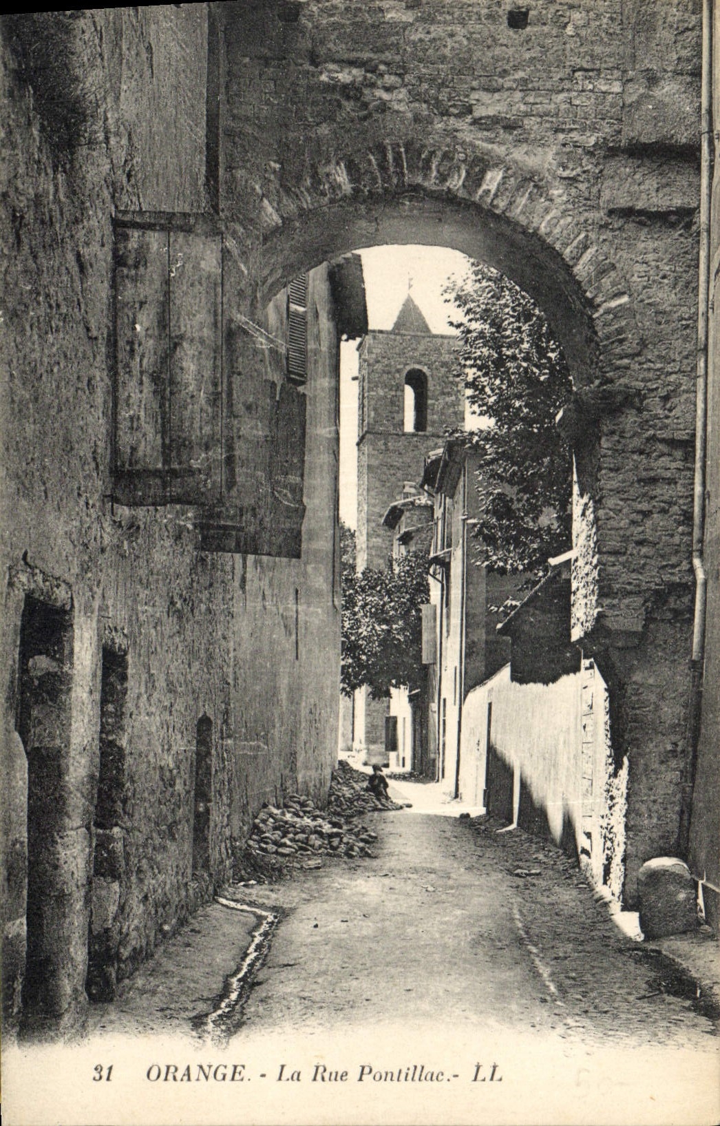 Orange - La Rue Pontillae — vue sous un arc en pierre avec église en arrière-plan — L.L. n°31