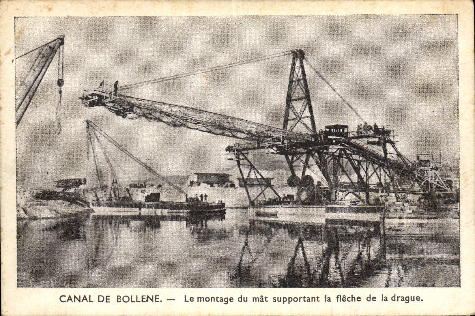 Canal de Bollene — Le montage du mât supportant la flèche de la drague
