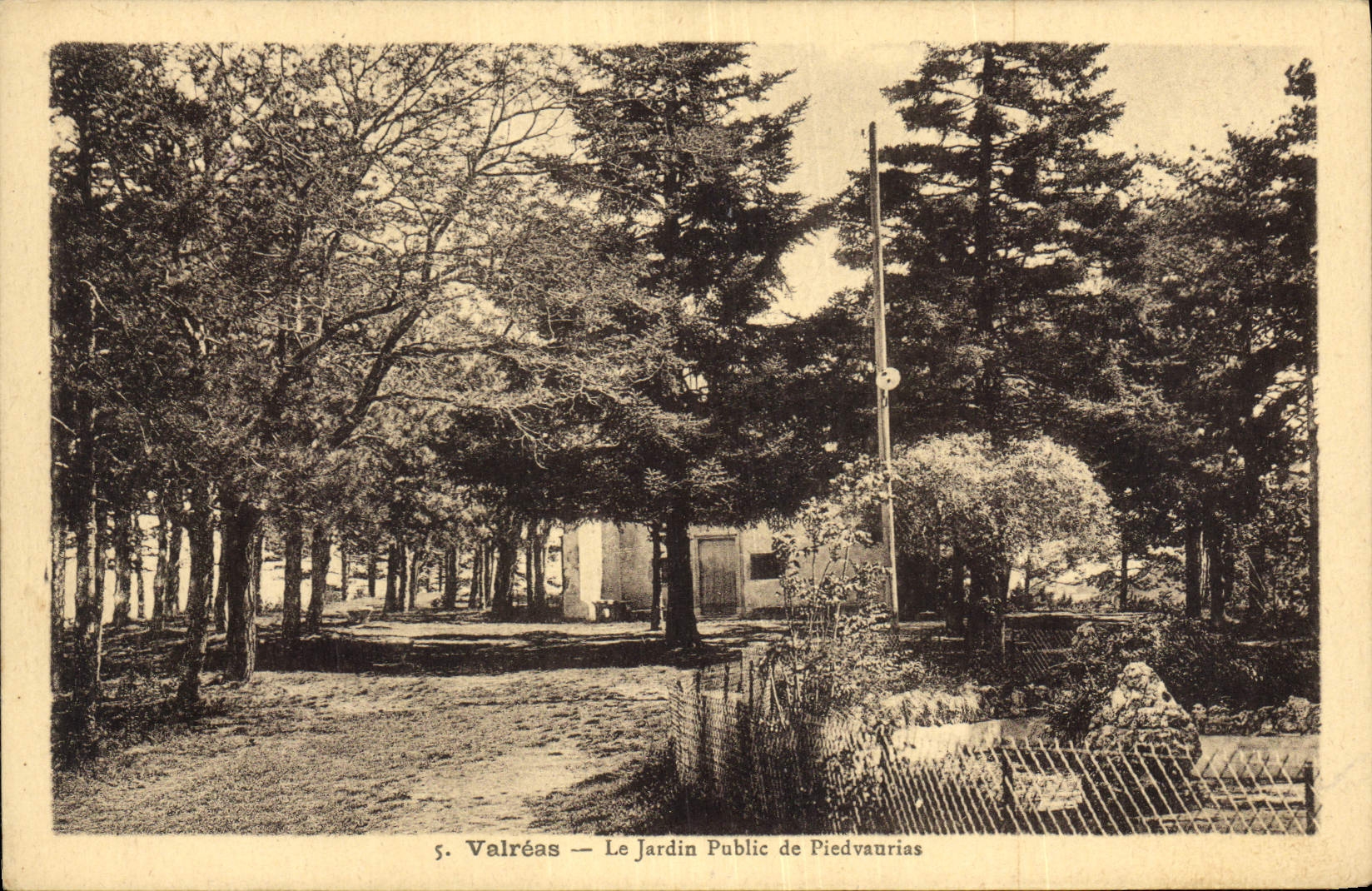 CPA Vaucluse Valreas Le Jardin Public de Piedvaurias