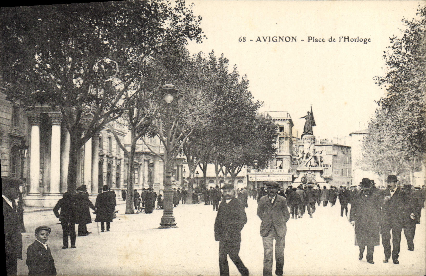 Avignon - Place de l'Horloge — statue monumentale et piétons — éditeur RNT, n° de série 68