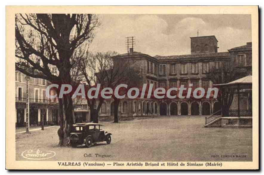 CPA Vaucluse Valreas (Vaucluse) Place Aristide Briand et Hotel de Simiane (Mairie)