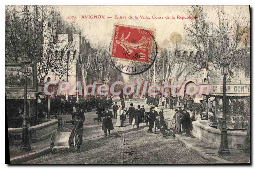 CPA Vaucluse Avignon Entree de la Ville Cours de la République