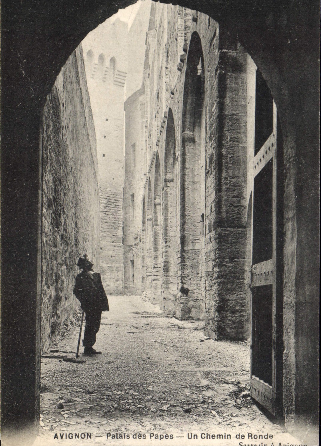 Avignon — Palais des Papes — Un Chemin de Ronde