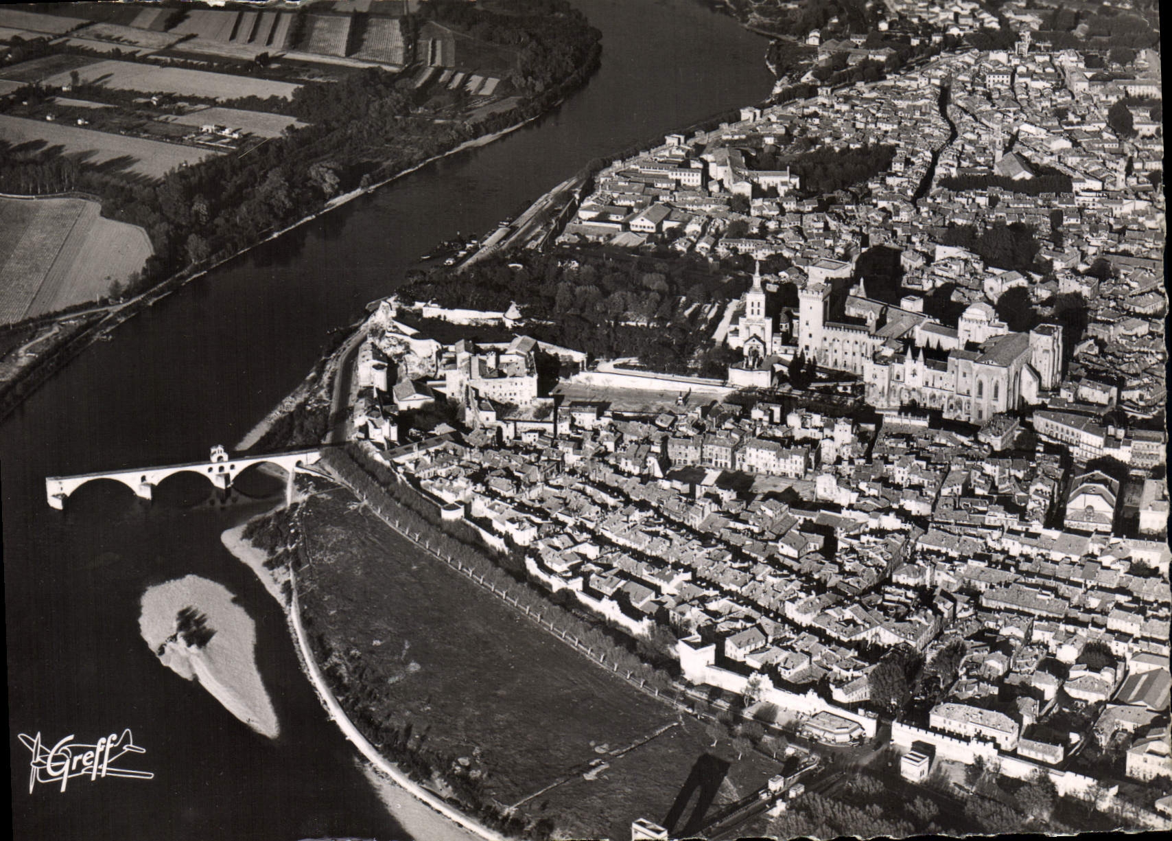 Avignon — Luchtfoto : De stad, de brug en het dal van de Rhône — Greff