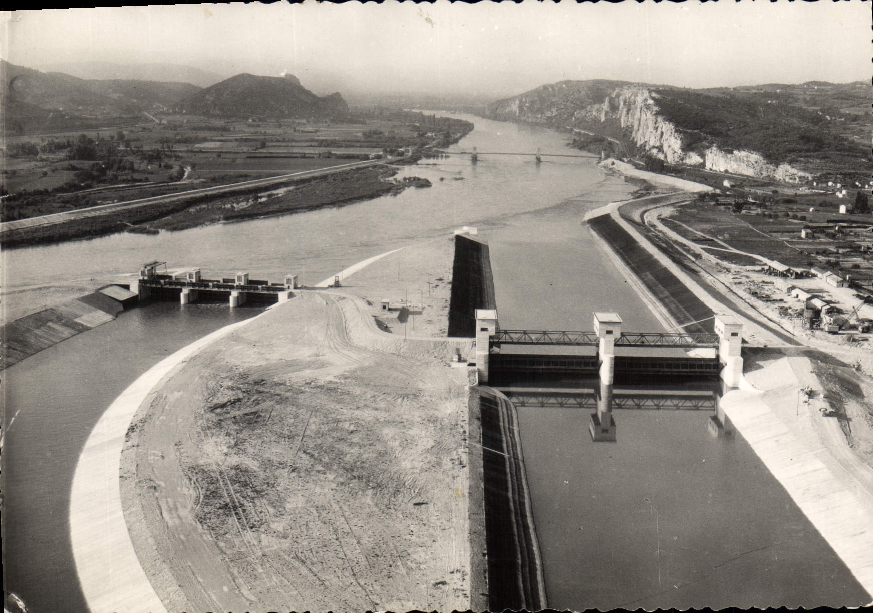 Chute de Donzère-Mondragon — Les barrages d'entrée — Photographies aériennes J. Cellard - Lyon, n° 52-14
