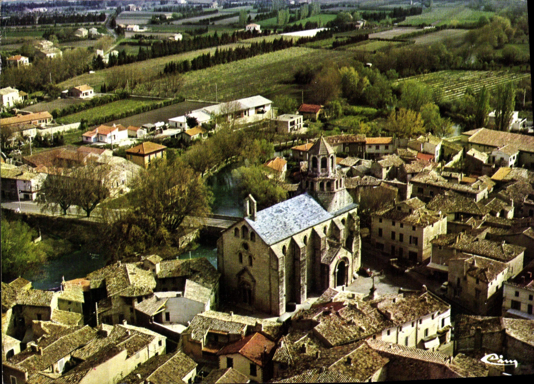 Le Thor (Vaucluse) — Vue aérienne — L'église du Lac fondée en 1202 (style roman) et la Sorgue