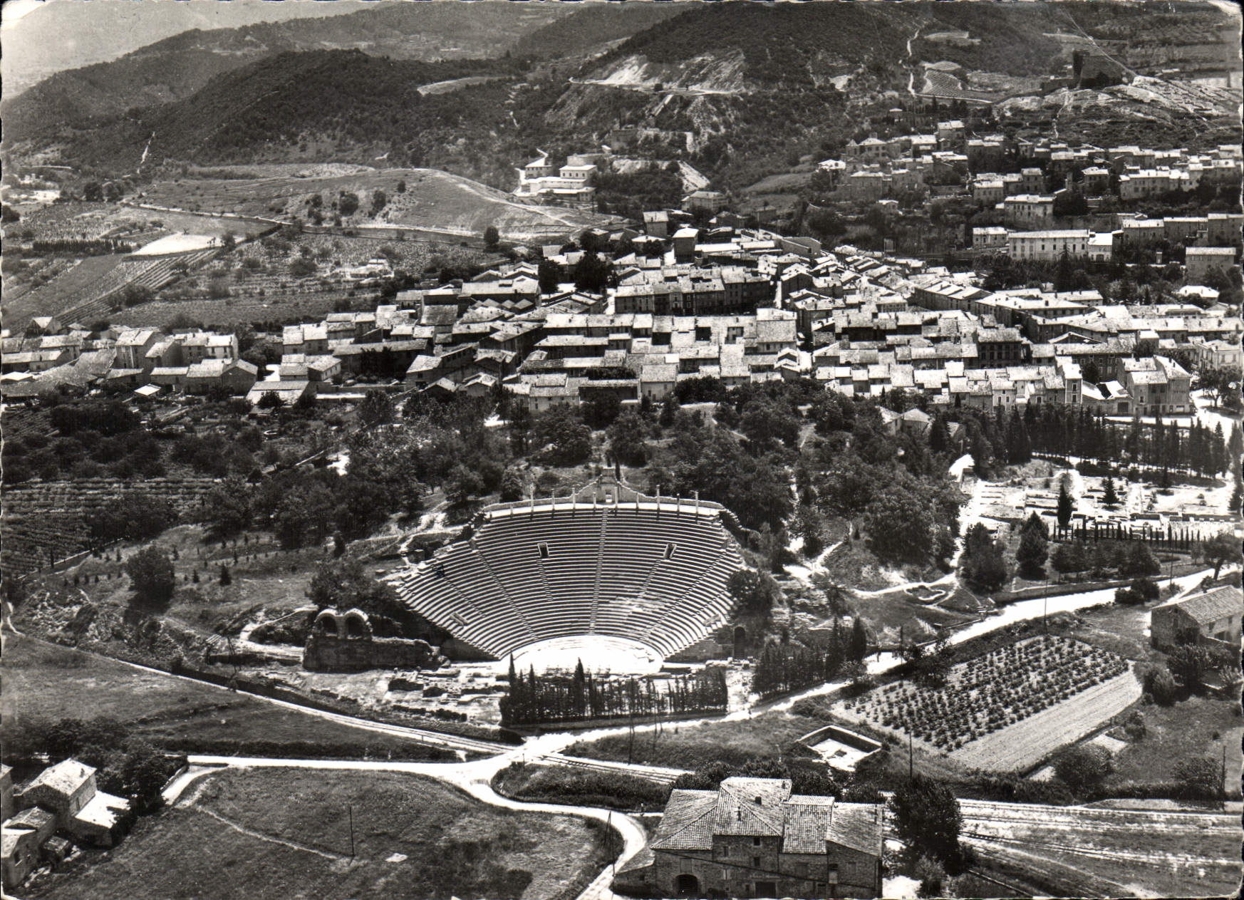 Vaison-la-Romaine — Vue générale aérienne ; au 1er plan, le Théâtre Romain — Les Éditions NCELLARD - BRON