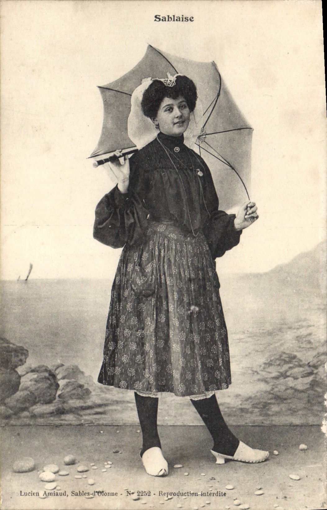 Frau mit Schirm — Sables-d'Olonne — Lucien Amiaud, Nr. 2252