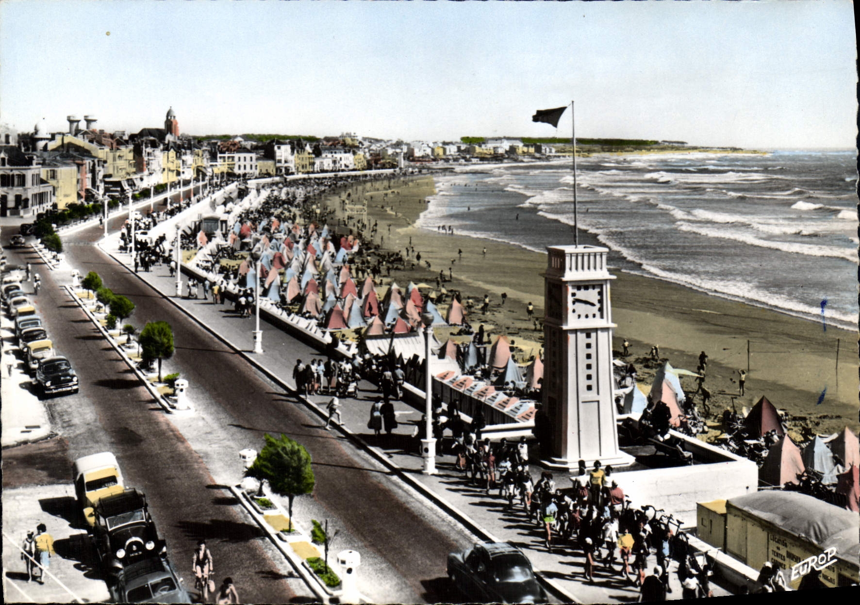 Les Sables-d'Olonne (Vendée) — La plage et la nouvelle horloge — Édition de l'EUROP, Sarreguemines